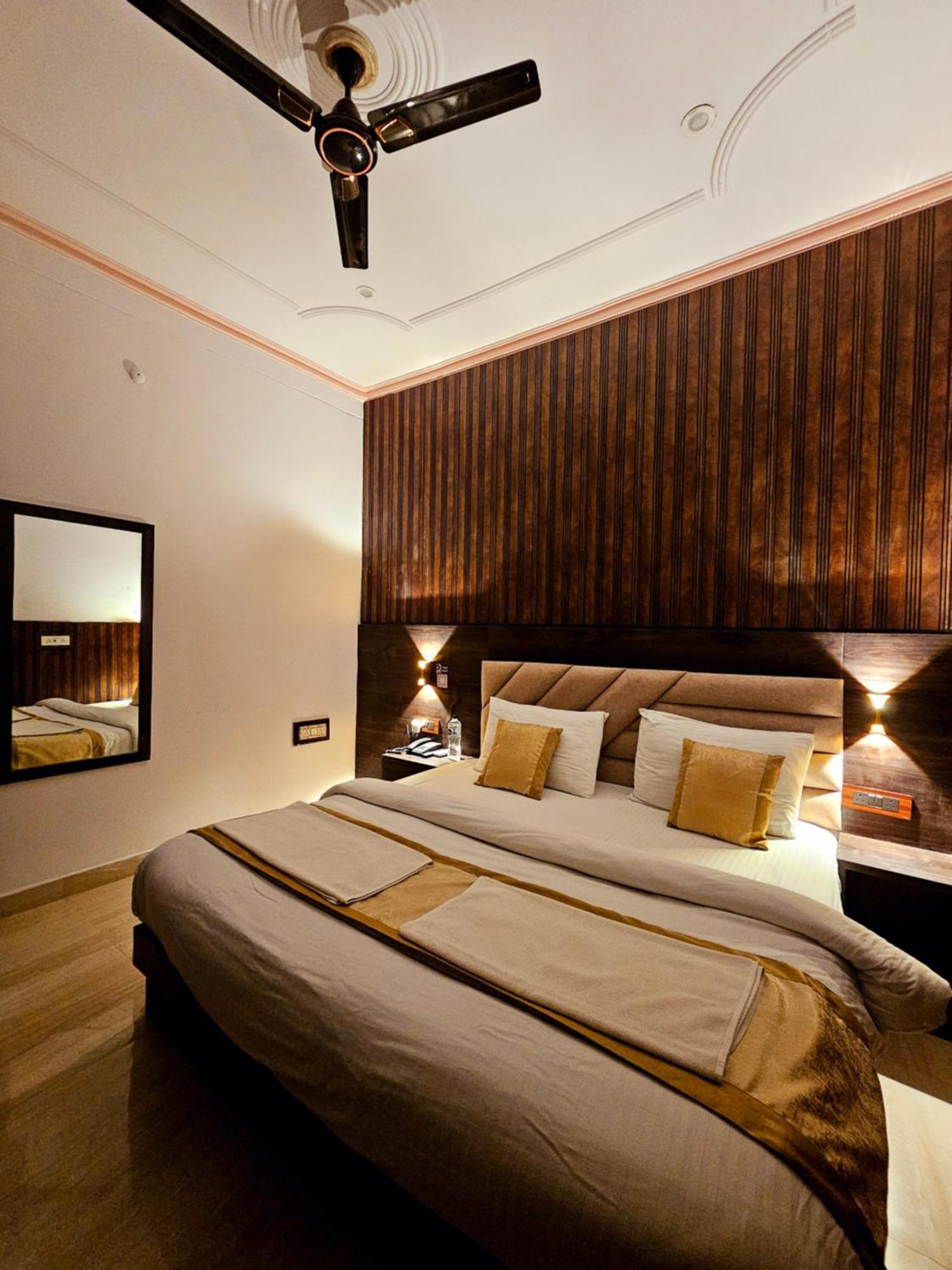 Hotel Shri Krishna Divine Dham Mathura Exterior foto